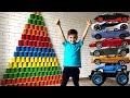 Гигантские пирамиды из цветных стаканчиков и марки машин. Видео для детей.