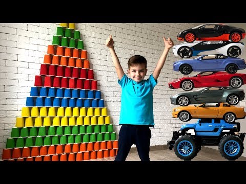 Гигантские пирамиды из цветных стаканчиков и марки машин. Видео для детей.