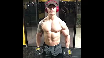 20y/o bodybuilder, standing Bicep curls