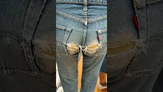 Модные джинсы с дырками на пятой точке. Модные штанишки на тайском рынке Чатучак, Бангкок, Таиланд.