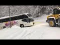 Pullman turistico in valle di Zoldo trainato sui tornanti innevati