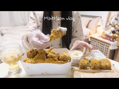 ENG)vlog🍗뿌링클 조지는 방구석 크리스마스🎄셀프네일 하고 딸기파르페로 홈카페 놀이🍹(틈새 떡볶이,뿌링멘보샤,눈꽃만두,잡채밥,치즈볼,크리스마스초코파이,아라비아따 파스타,미트볼)