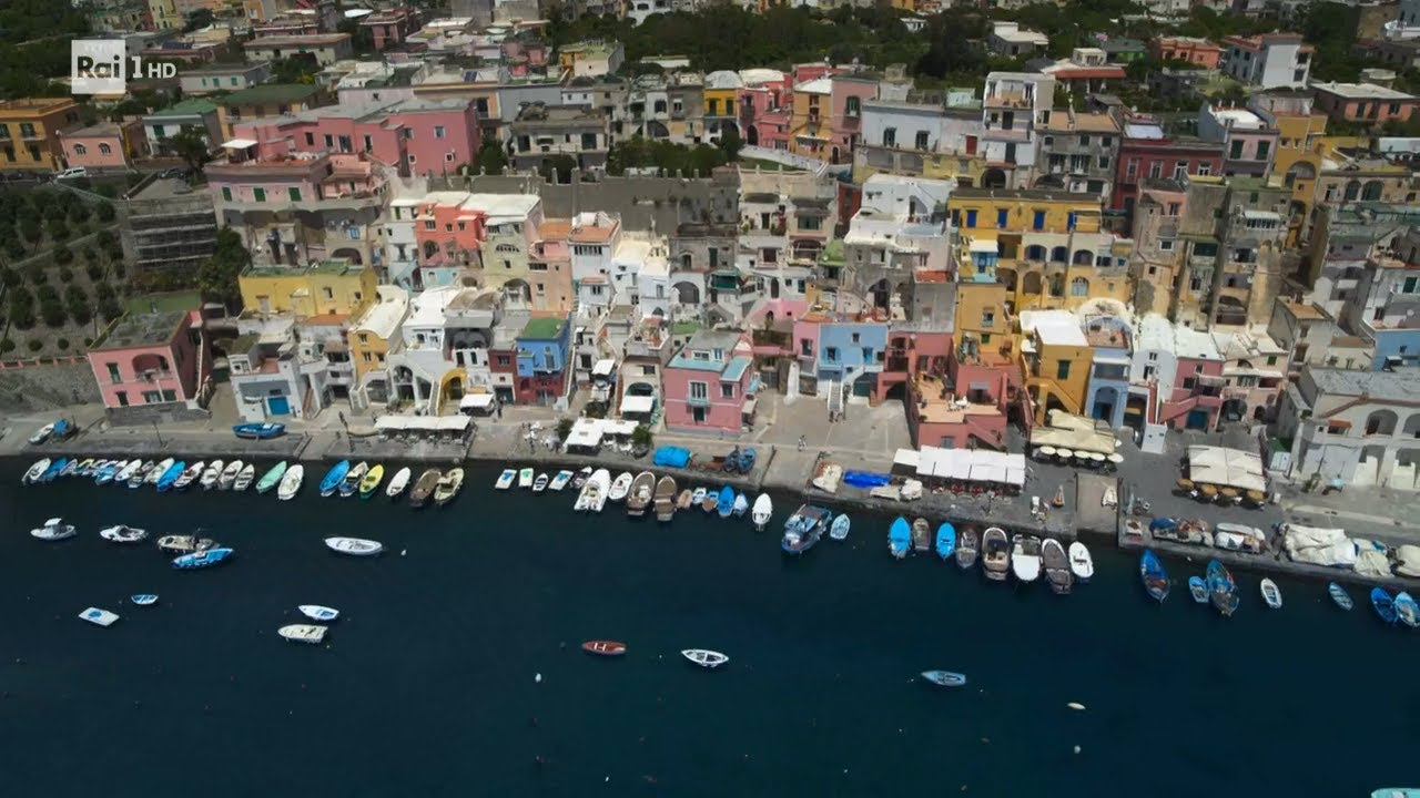Marina Corricella, il borgo dei pescatori a Procida - Superquark 27/07/2022