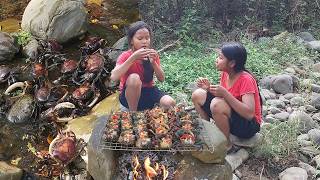 Survival skills: Catch crab in river for survival food, Crab hot salt chili grill for food in forest