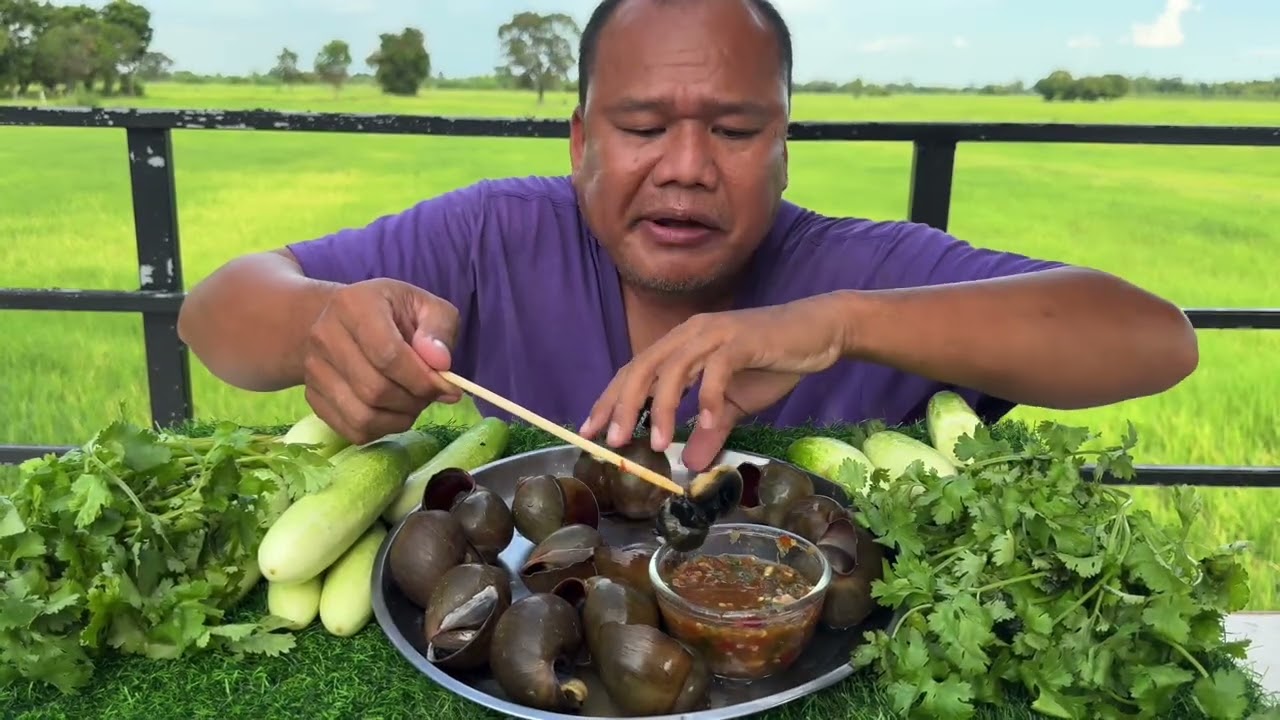 หอยปังกรุบๆหัวใหญ่ๆจุ่มน้ำจิ้มซีฟู้ดรสจัด งัดไส้หอยมาเป็นพวงหอมๆ | อิแอบแซบ