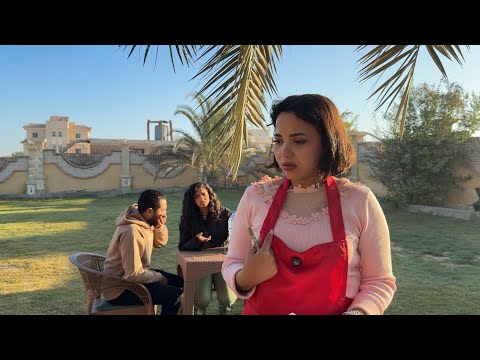 سخروا من فتاه تعمل ويتر في الكافيه فعادت اليهم مليونيره ولقنتهم درس لن ينسوه فماذا فعلت