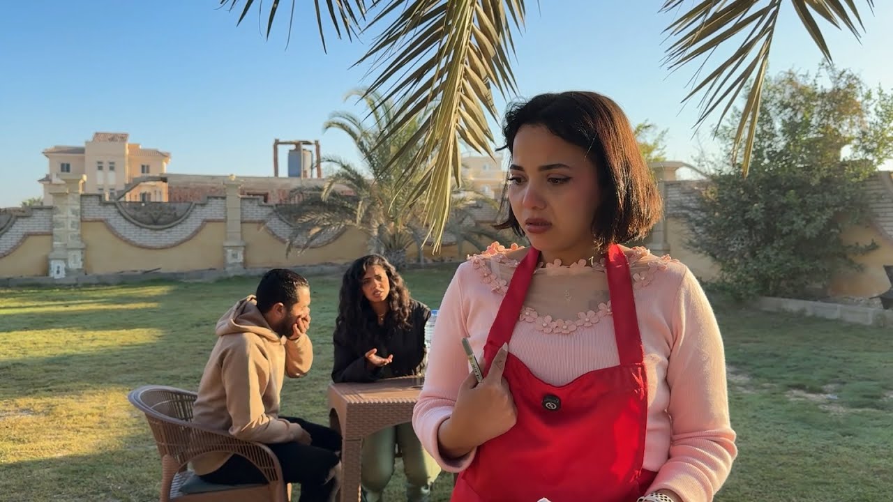 سخروا من فتاه تعمل ويتر في الكافيه فعادت اليهم مليونيره ولقنتهم درس لن ينسوه ! فماذا فعلت