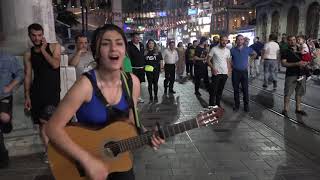 İstiklal Caddesi Mest Oldu Bu Sese,  Merve Uyanık ile Resimi