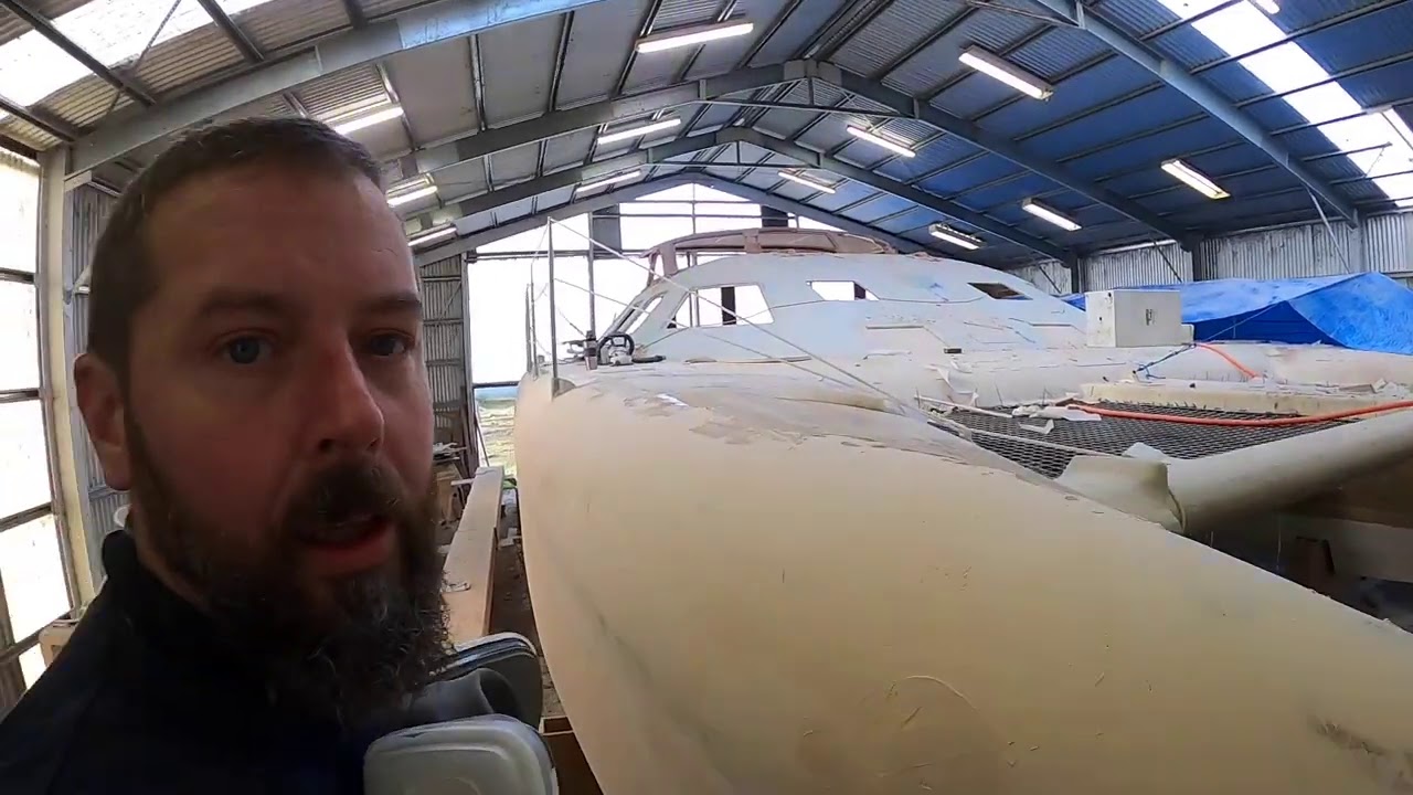 Slapping some paint on – S01 E22 – DIY Catamaran