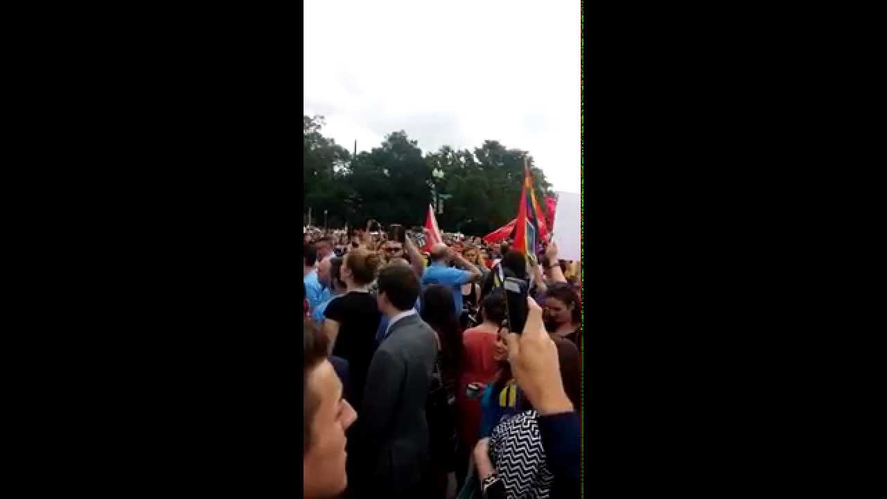 Sleduj DC Gay Men's Chorus Sings The Star Spangled Banner at the Supreme Court 6/26/15 na YouTube Sleduj DC Gay Men's Chorus Sings The Star Spangled Banner at the Supreme Court 6/26/15 na YouTube
