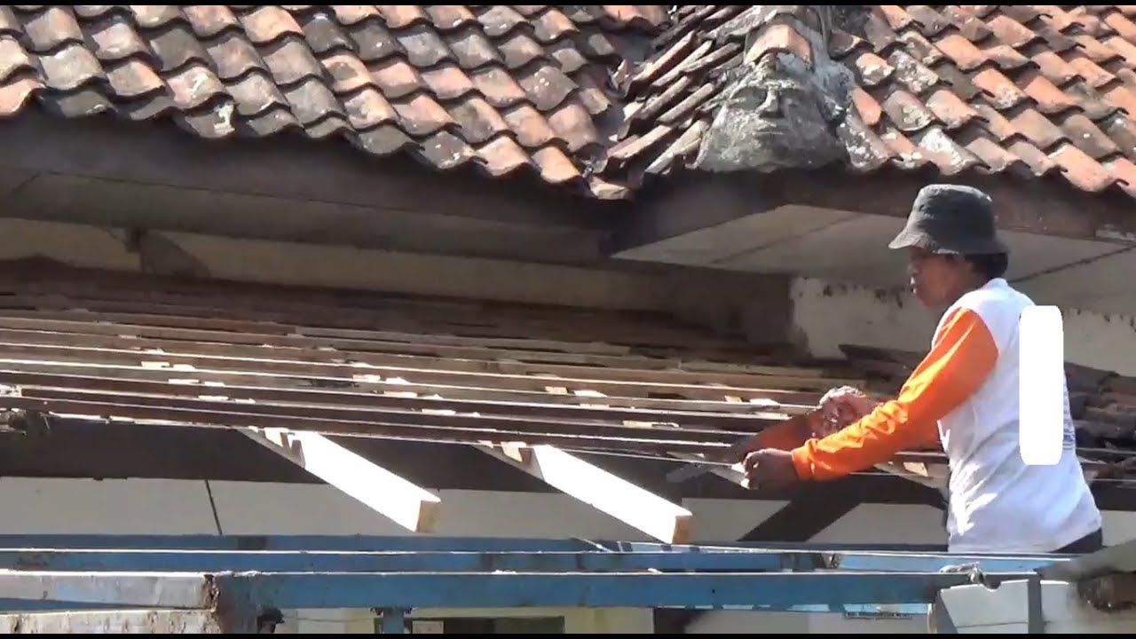 Cara Tukang Bangunan Memperbaiki Atap Rumah Yang Rusak Berat - YouTube