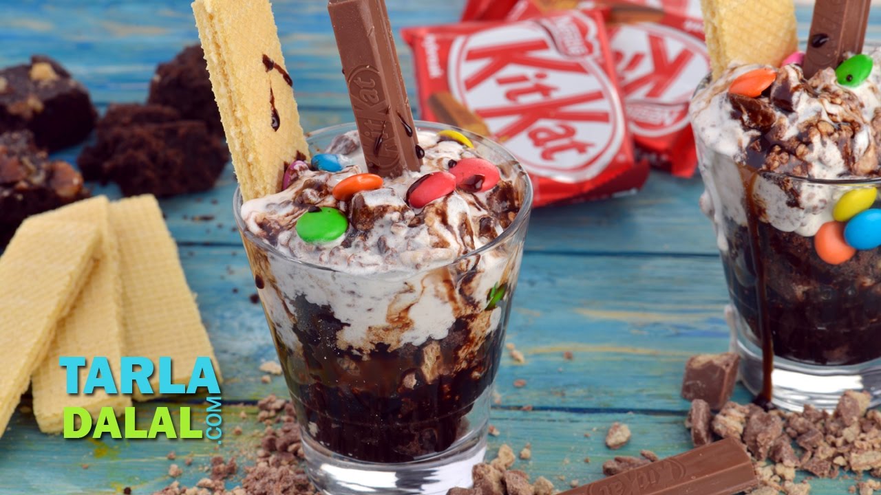 किट-कैट आइस क्रीम संडे (Kit-Kat Ice-Cream Sundae / Christmas Recipe) by Tarla Dalal