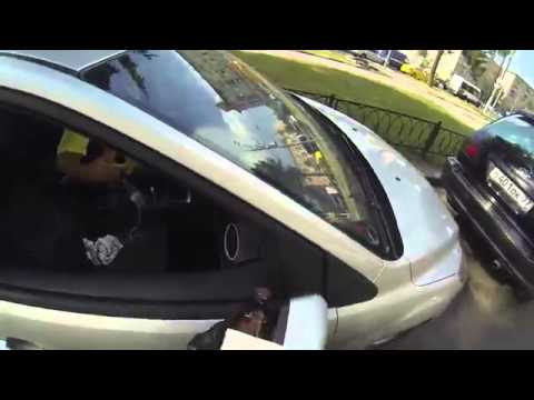 девчонка на мотоцикле против мусора - გოგონა მოტოზე დანაგვიანების წინააღმდეგ