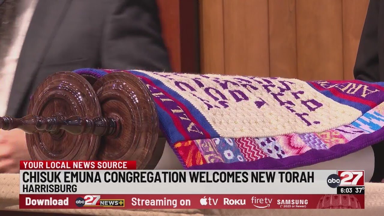 Chisuk Emuna Congregation welcomes new Torah - YouTube
