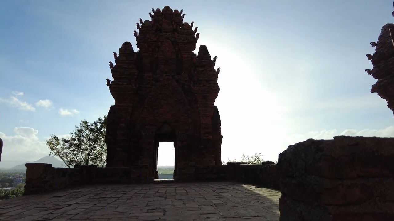 Toàn cảnh tháp Chăm Po Klong Garai trên Đồi Trầu Ninh Thuận