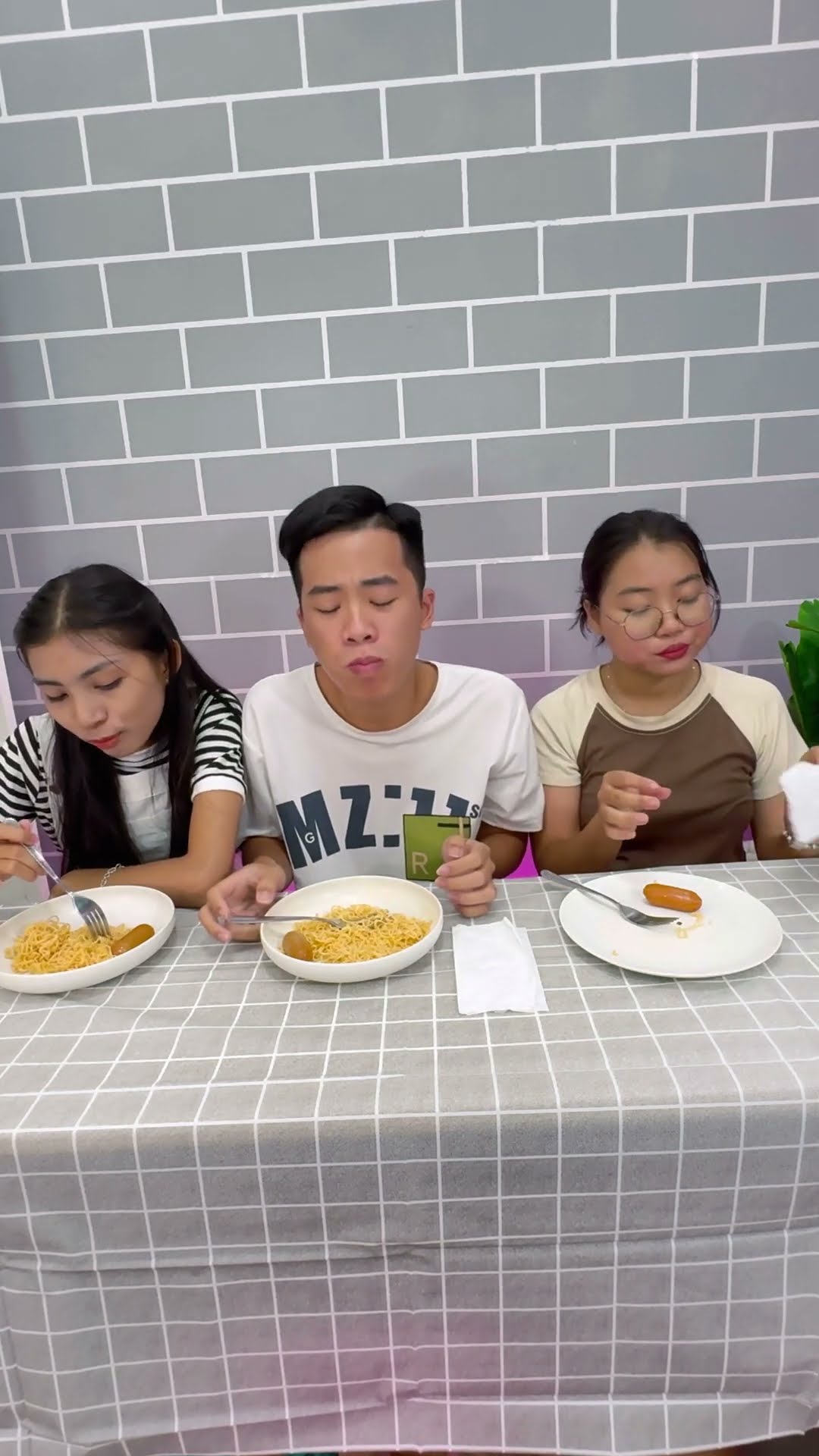 LNS - Chàng trai mê ăn Xúc Xích || The boy loves eating sausages #shorts