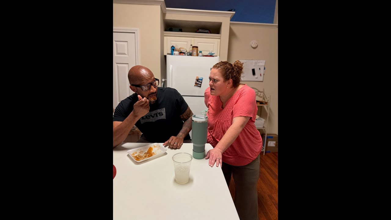 Бетани застает Ларри за поеданием персикового пирога Шарры и теряет контроль!