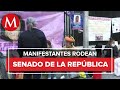 Colectivos de mujeres y ex braceros se manifiestan frente al Senado por fideicomisos