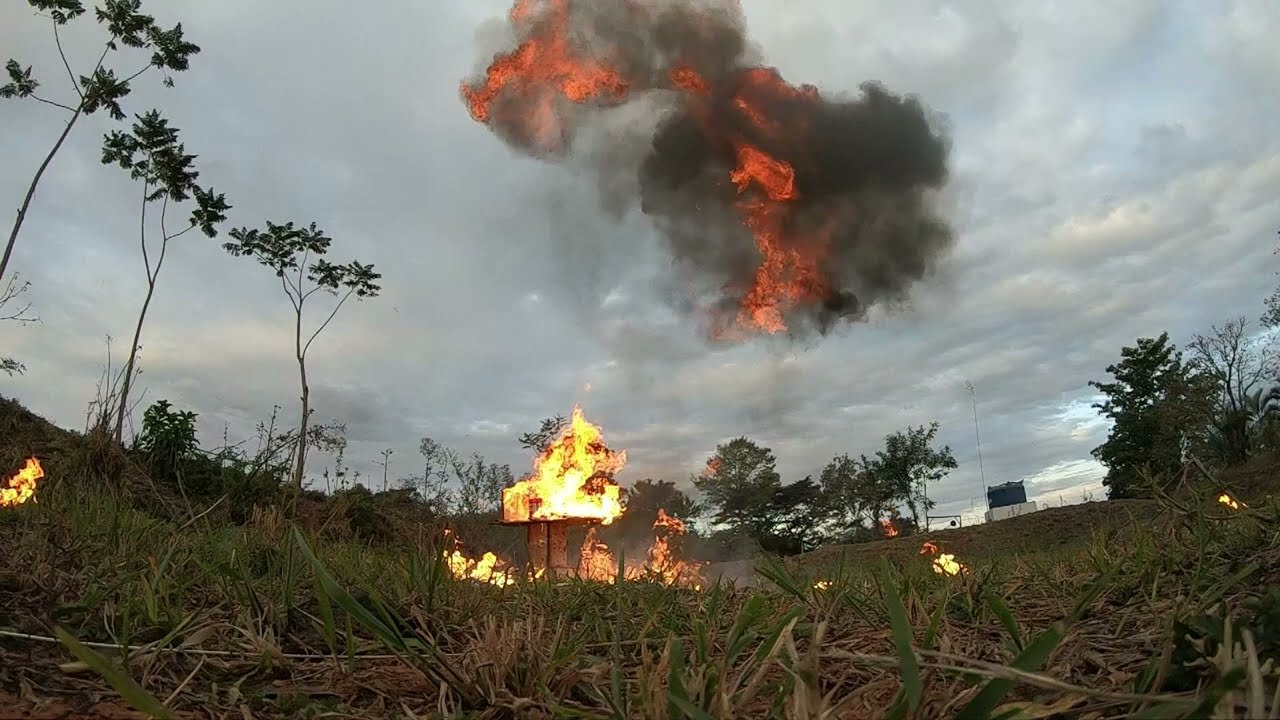 Explodindo 12 latas de spray desengripante com tiro de .22lr