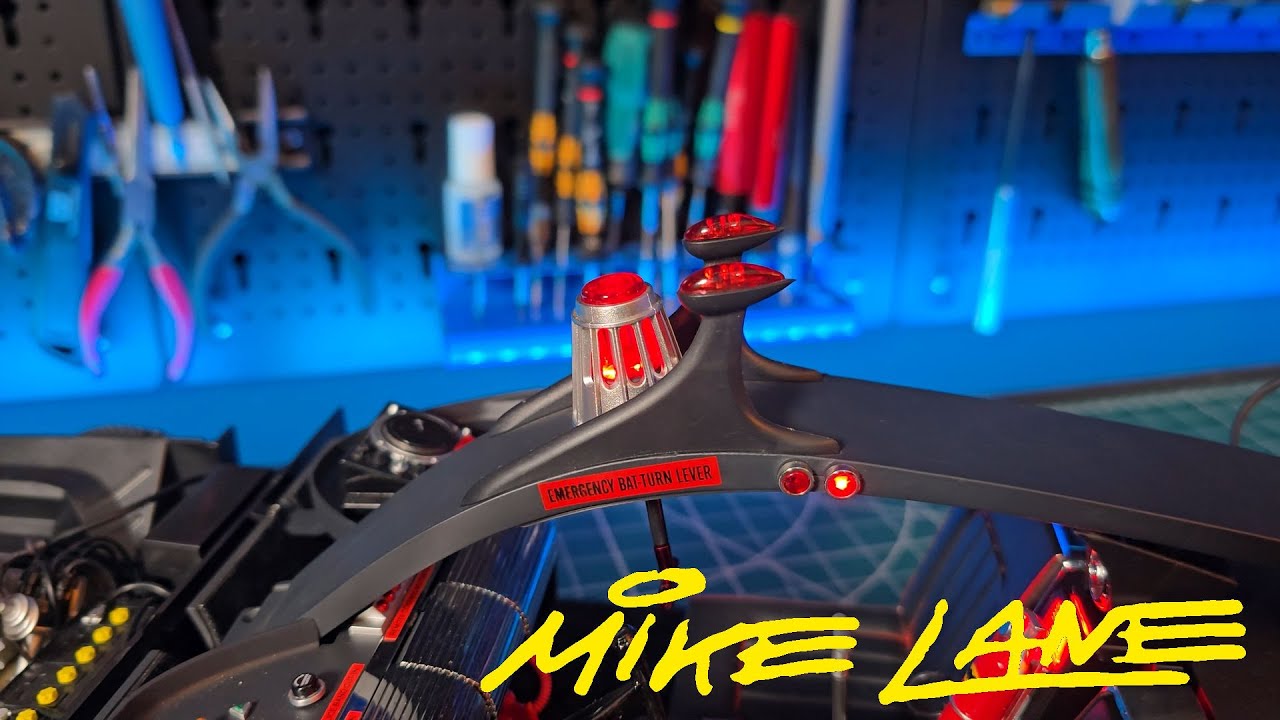 Установка ковриков и проблесковых маячков Бэтмобиля Майка Лейна 1966 года