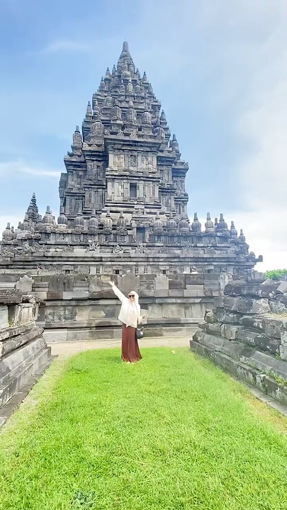 #cinematic #candi #borobudur #traveling #outfit #outfitideas #ootd #shorts #shortvideo