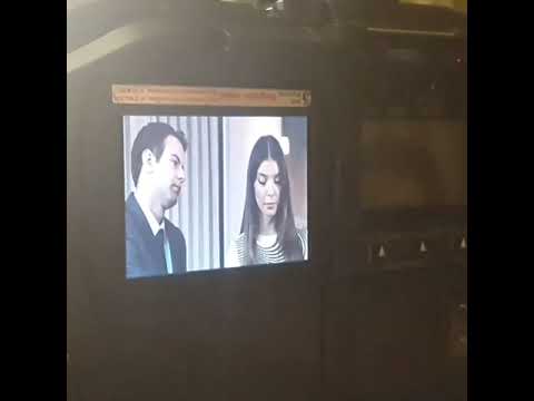 عزيز يضحك عند التمثيل