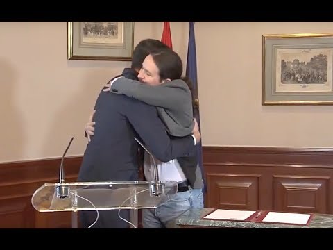 El "ooooh" de los presentes tras el abrazo entre Iglesias y Sánchez