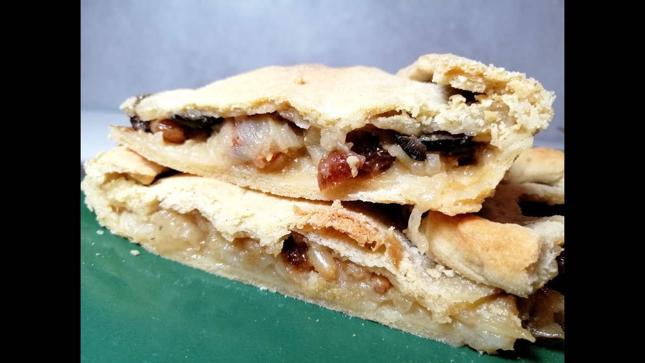 calzone di cipolla con pasta al vino