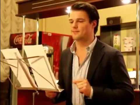 Данилой козловским поет. Данилой козловским поет. Обыкновенный концерт. Данилой козловским поет. Песня про козловского.