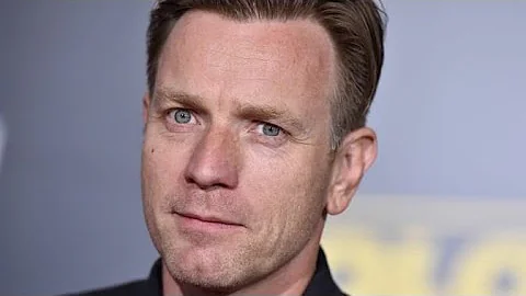 Ewan McGregor Tries To Spin The Obi-Wan Kenobi Pro...