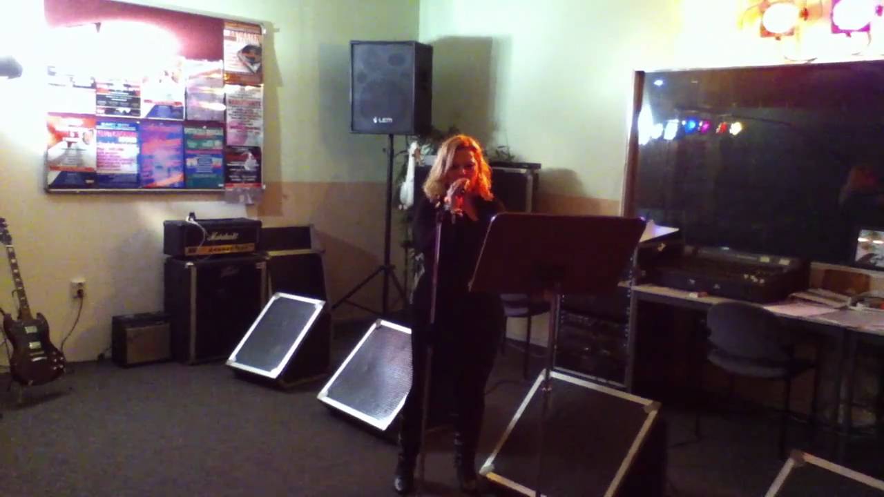 Sonja van Beek zingt Sheena Easton For your eyes only