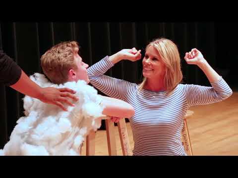 Video: Cheryl Hines nettovärde: Wiki, gift, familj, bröllop, lön, syskon