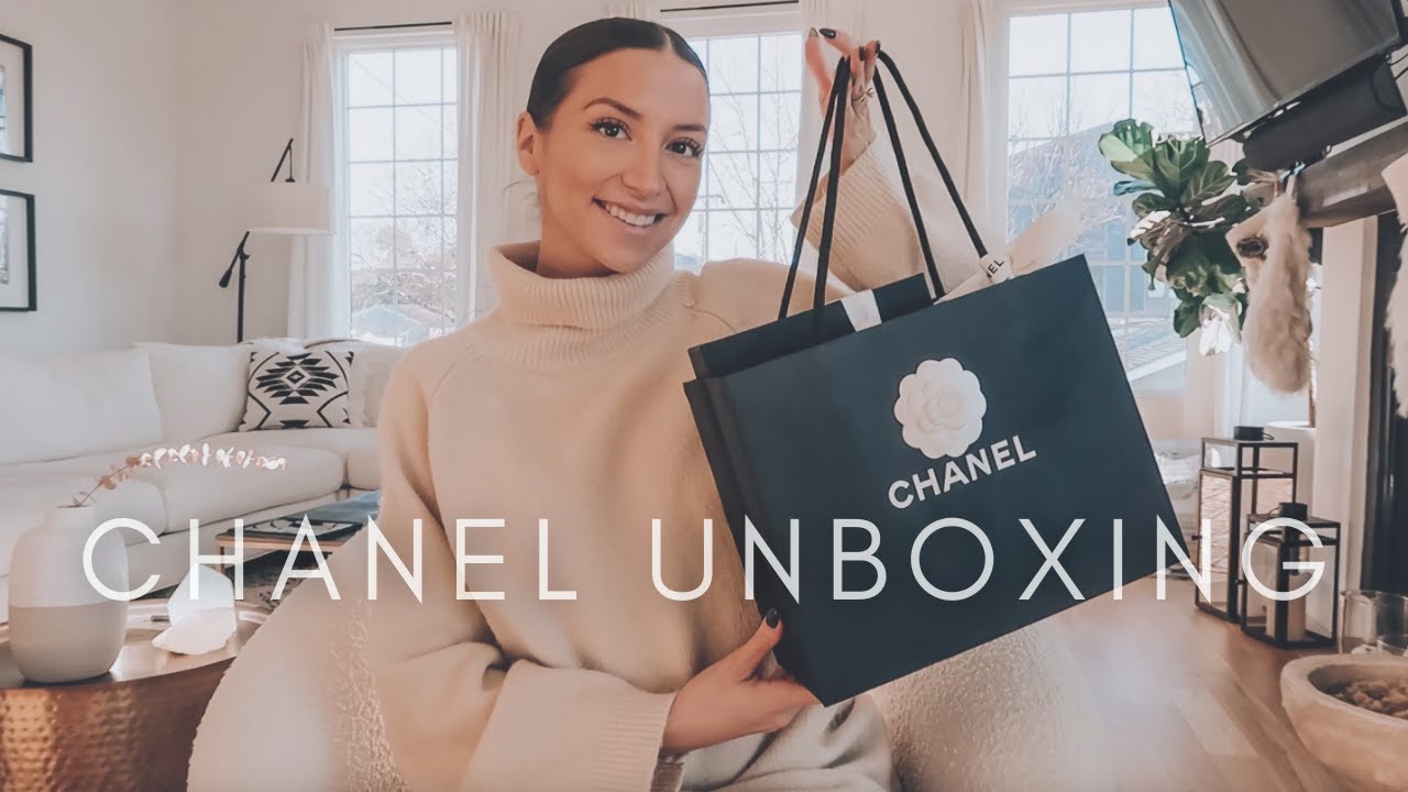 Unbox the new Small Flap Bag from Fall-Winter 2023/24 season of @Chane