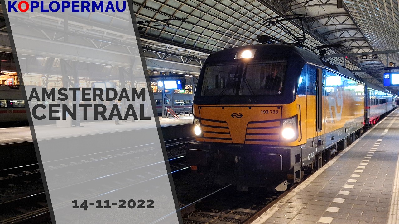 Treinen op station Amsterdam Centraal in het donker - 14 november 2022