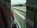 Fahre mit dem boot an die andere seite