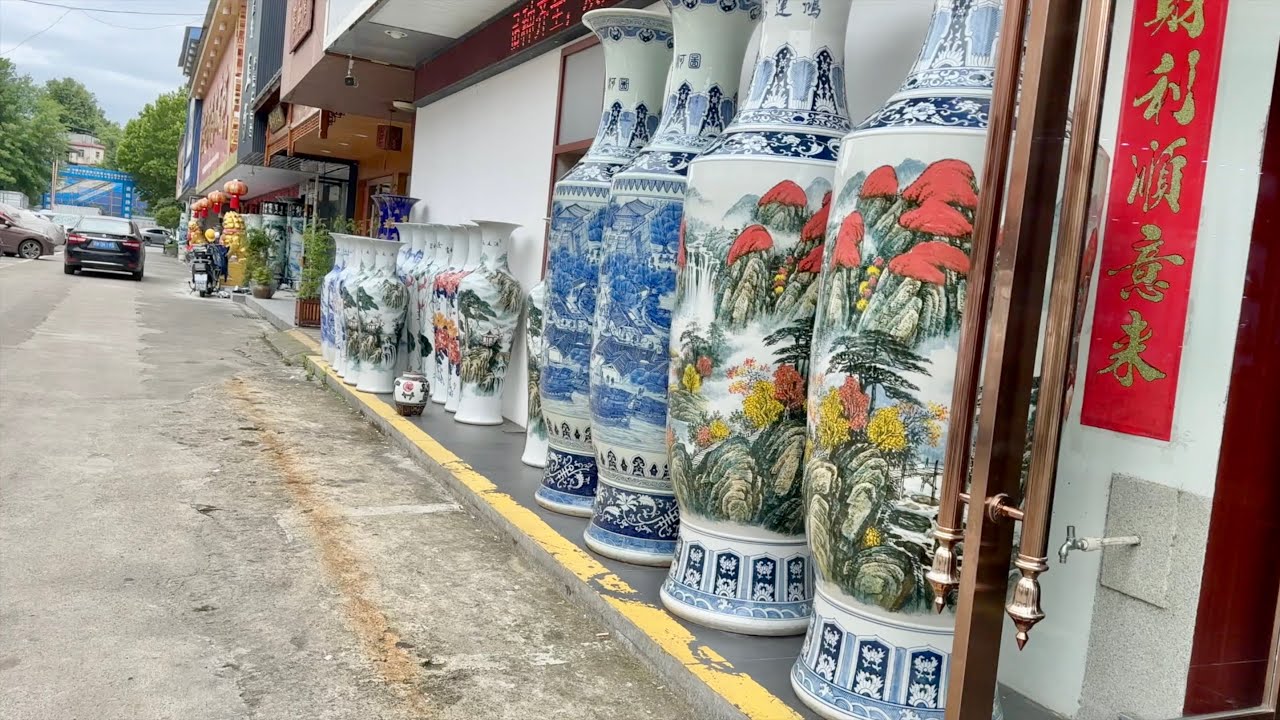 陶瓷城死氣沈沈，見不到幾個人，很多店鋪清倉處理