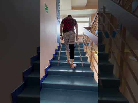 Ходьба на костылях по лестнице вверх.