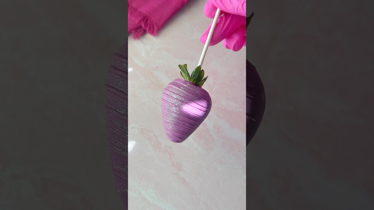 Add sparkle to your treats effortlessly with our edible glitter pumps 🍓✨