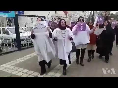 اعتراض زنان کفن پوش در رشت دولت ورشکسته رو پول ما نشسته