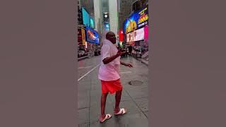 BABA LEVO APIGIA MSWAKI TIMES SQUARE MAREKANI/POLISI WAKIWA KANDO/UTACHEKA VITUKO VYAKE