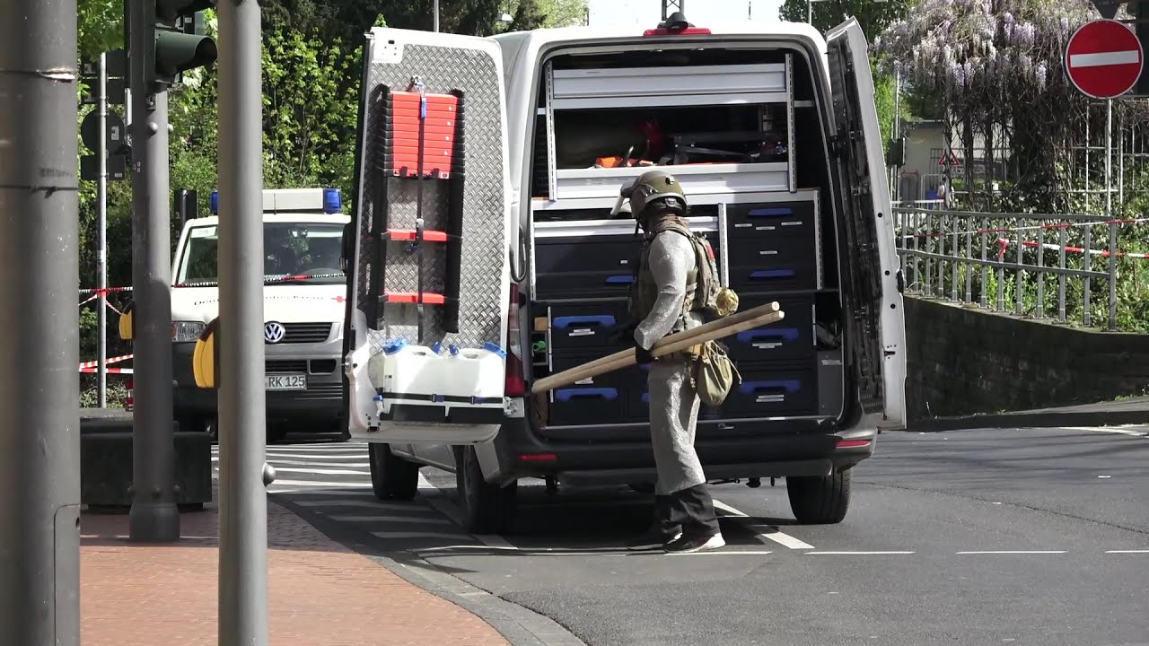 Frau hält Mann Messer an den Hals - Von SEK überwältigt in Bonn-Bad Godesberg am 13.04.24