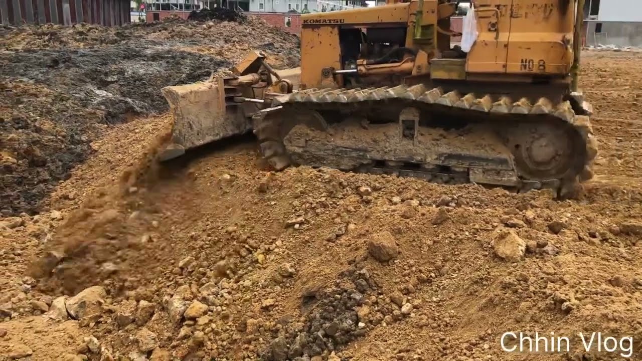 Push the soil and loosen the soil Excavator & Bulldozer The power of construction machinery 