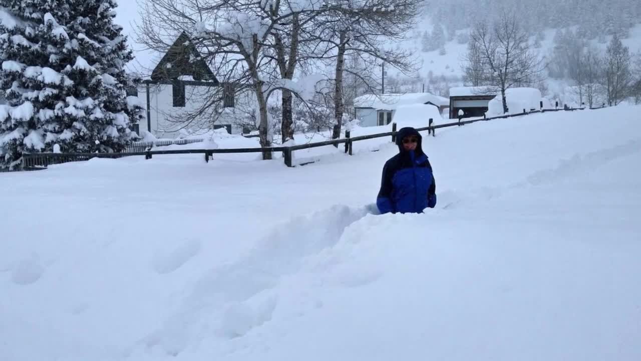 Heavy snow closes roads as Pony reports more than 3 feet of snow - YouTube
