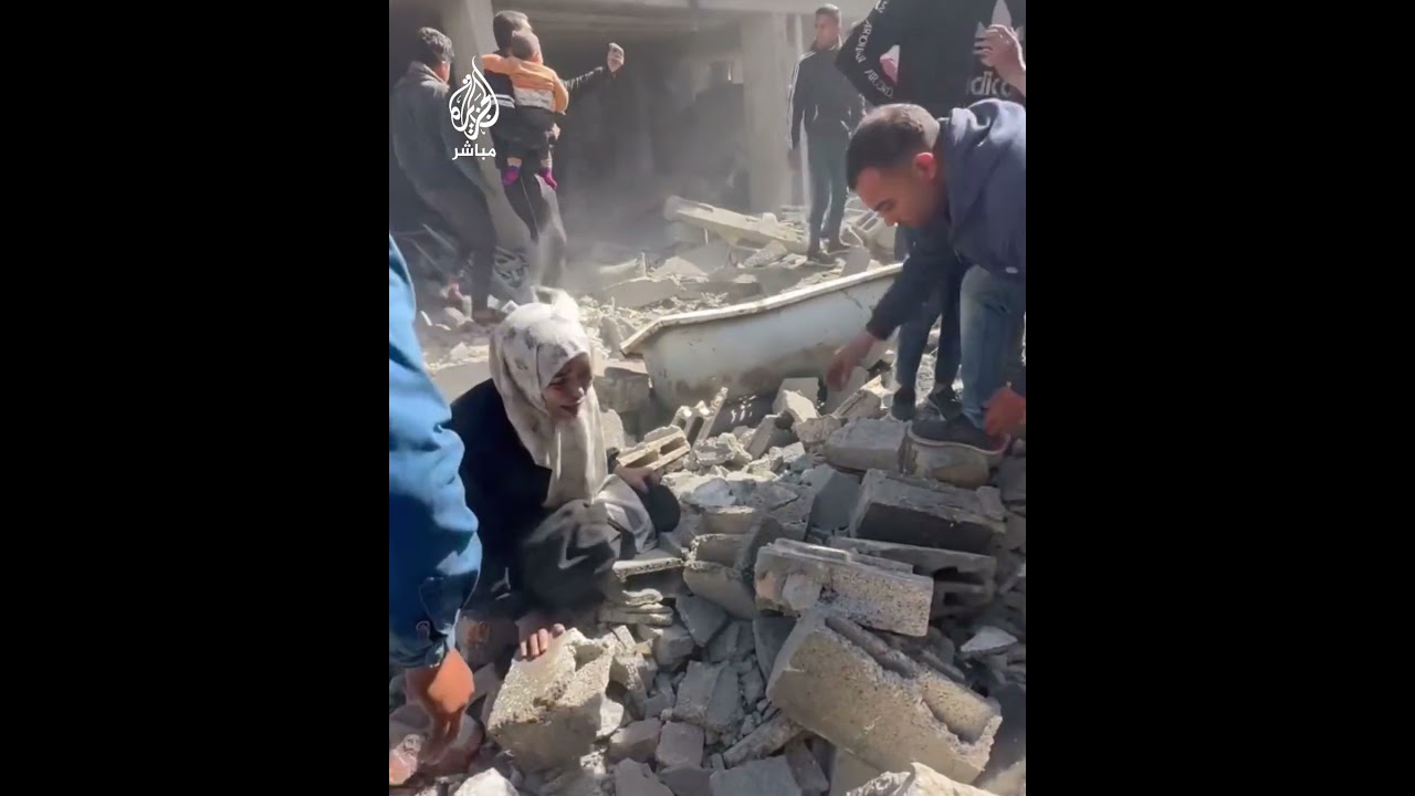 لحظات مُفجعة.. انهيار أم خلال البحث عن أطفالها أسفل ركام منزلهم الذي قصفه الاحتلال الإسرائيلي