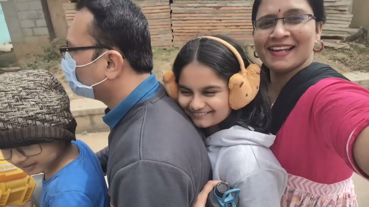 Scooty (gadi)  chya vedna.....🛵👫👧🧒😅😜