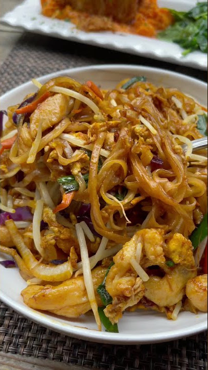 Delicious Chicken Pad Thai | Feast On These TV