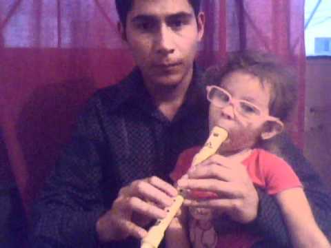 BETZY HARO TOCANDO FLAUTA DULCE.wmv