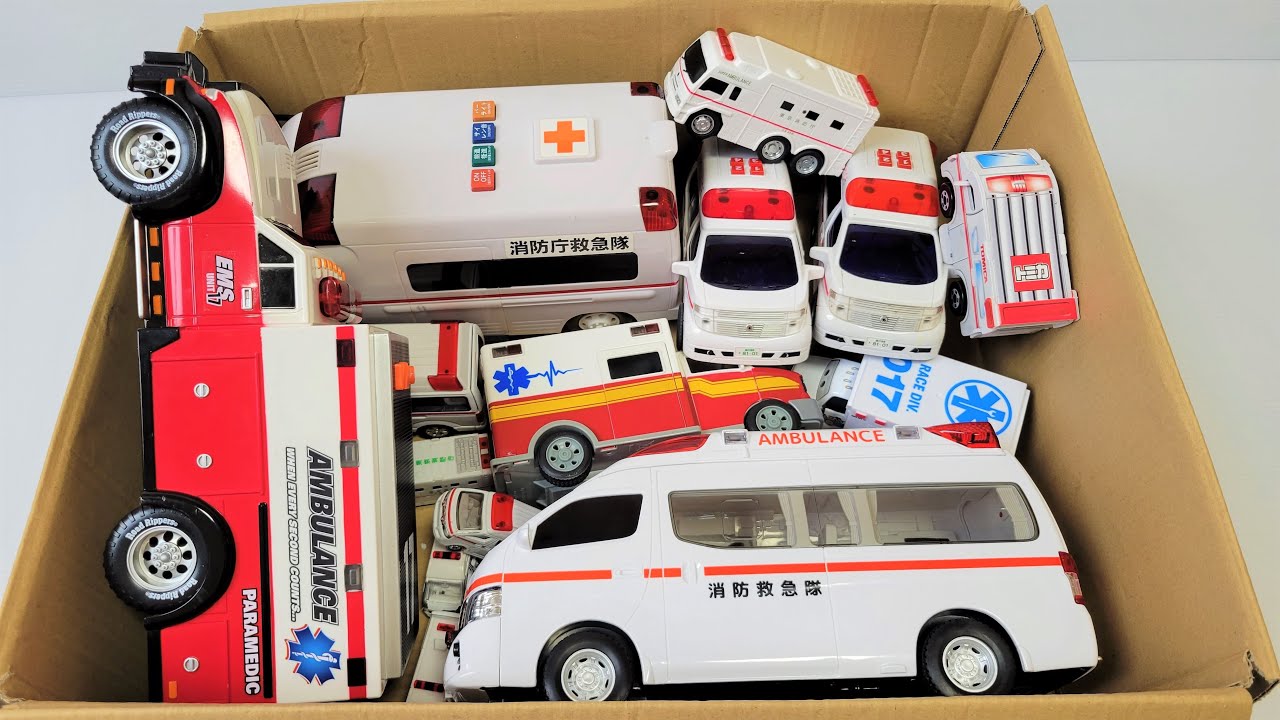 救急車のミニカーが緊急走行☆紹介して坂道走る｜ An ambulance