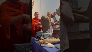Cambodian monks bless centuries-old statues returning from Met’s looted during past turmoil#statue