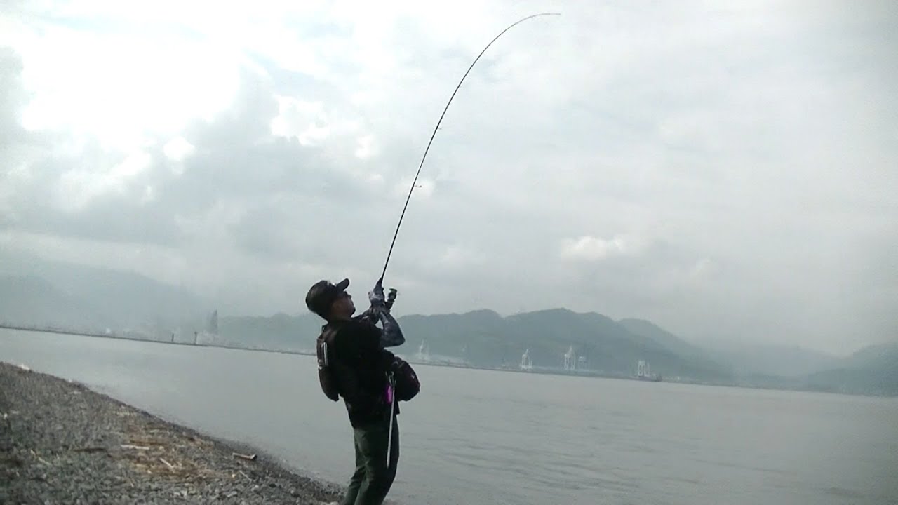 静かな漁港の昼下がり 苫前】漁船転覆、地元港湾建設業が奮闘／連携して厳冬期の